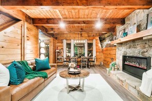 Téléviseur connecté, foyer, table de baby-foot