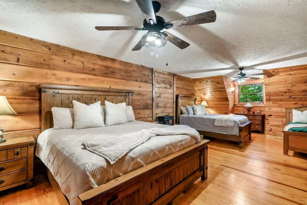 4 bedrooms, desk, iron/ironing board, free WiFi