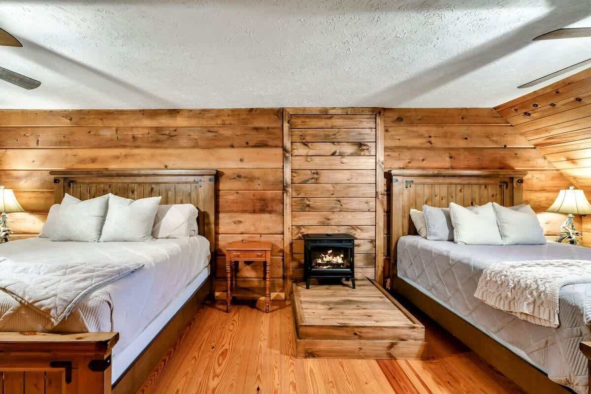 4 bedrooms, desk, iron/ironing board, free WiFi