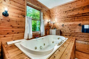 浴缸、按摩浴缸、吹风机、毛巾