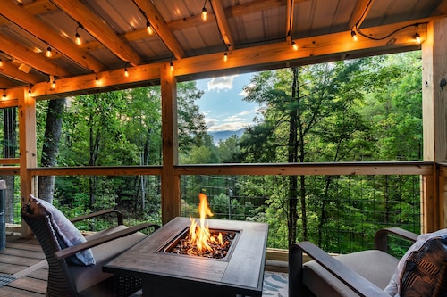 Rustic Cabin in 4 acres★120" Home Theater★HotTub★Game Room★Pet Friendly