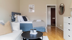 Une chambre à coucher moderne avec un lit, une table de chevet et un miroir.