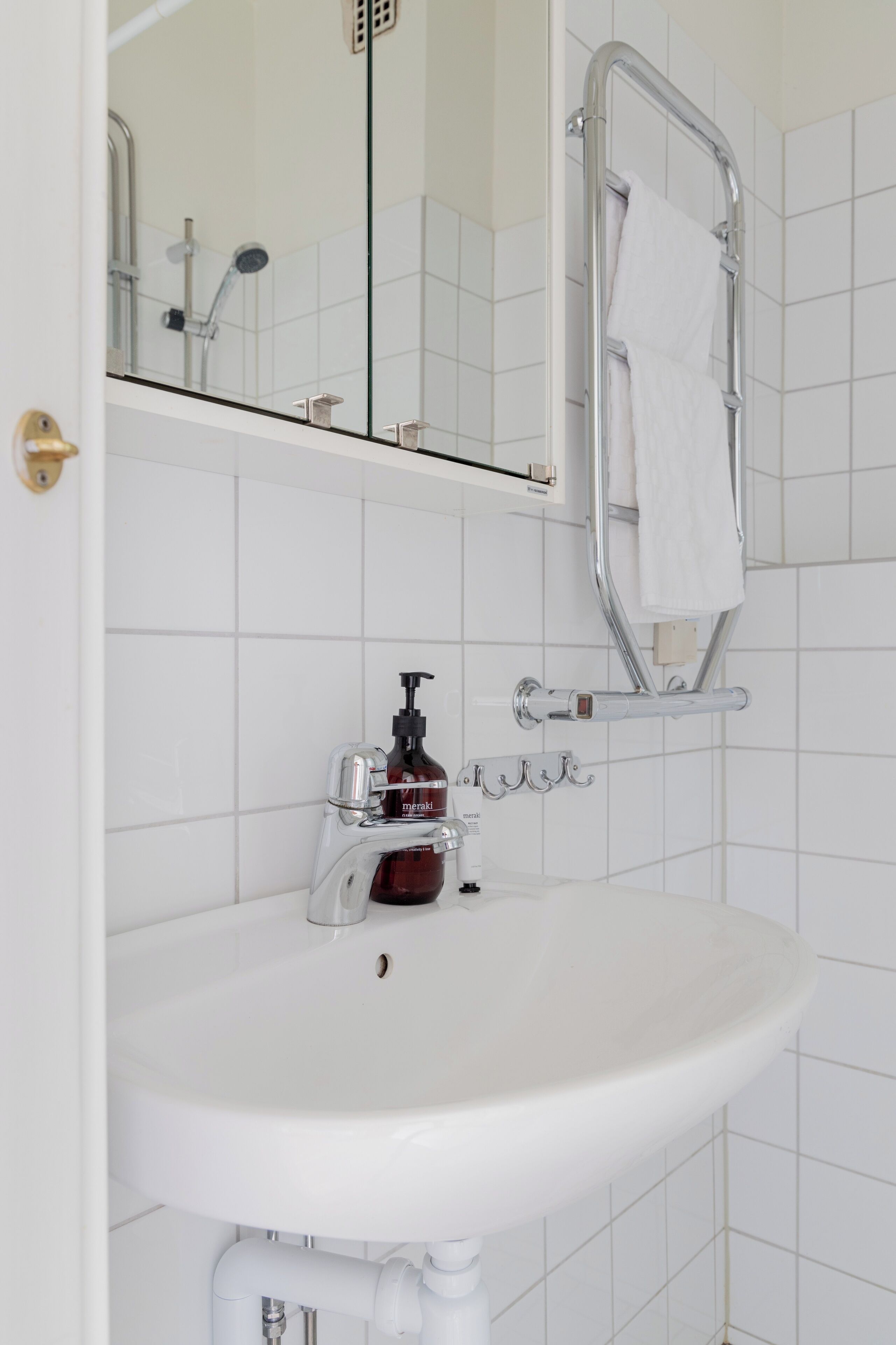 Dusj, hårføner, håndklær og såpe