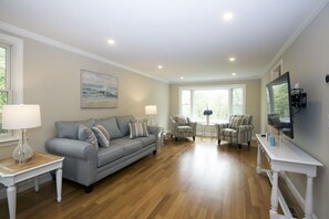 TV connectée, table de tennis de table, livres