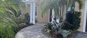 SPACIOUS 5 BEDROOM RESIDENCE "GATHERINGS ALLOWED"