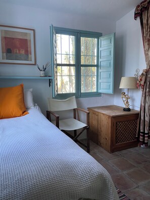 2 bedrooms, travel crib, WiFi, bed sheets - Family Cottage With Pool and Spectacular Views in a Rural Setting (Velez-Malaga)