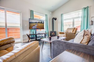 Casa | Zona de estar | Una Smart TV, una chimenea, Netflix, servicios de streaming