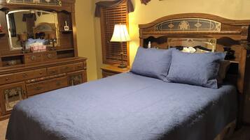 4 bedrooms, desk, iron/ironing board, travel crib