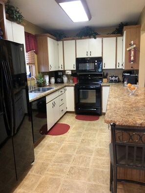 Jääkaappi, mikroaaltouuni, uuni, liesi