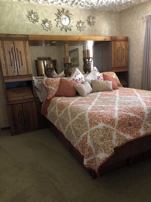 4 bedrooms, desk, iron/ironing board, travel cot - Within Walking Distance of Field of Dreams Movie Site/MLB STADIUM (Dyersville)