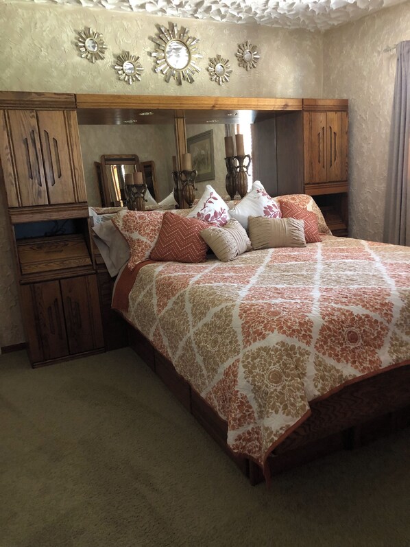 4 bedrooms, desk, iron/ironing board, travel cot