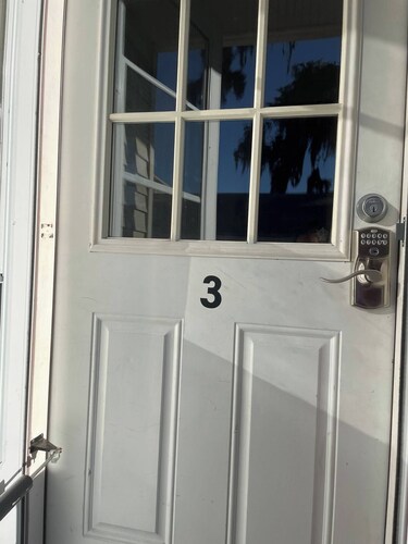 Newly renovated with full kitchen