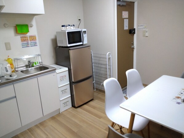 冰箱、微波炉、厨具/餐具