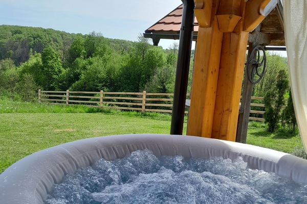 Tina de hidromasaje al aire libre