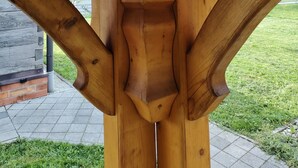 Una estructura de madera con una viga central y dos vigas diagonales.