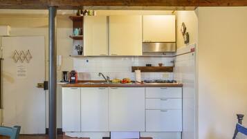 Frigorifero, microonde, forno, piano cottura