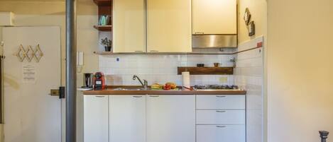 Een koelkast, een microgolfoven, een oven, een kookplaat