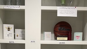 Um depósito com seções identificadas para 'Bits', 'And', 'Bobs', 'Good Reads', 'Extras' e 'Elogios'.
