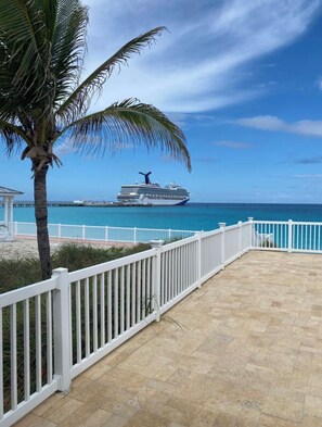 Property grounds - Family friendly private villa can sleep 6, walking distance from beach and pool! (Bimini)