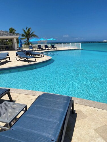 Family friendly private villa can sleep 6, walking distance from beach and pool!