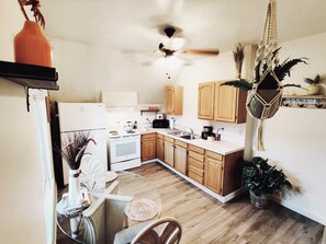 Fridge, microwave, oven, stovetop - Soleil Salem- extended stays, free laundry, garden (Salem)