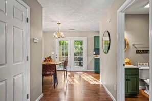 Interior - Peaceful Stay awaits, Sleeps 6・Hot tub & Arcade (Sevierville)