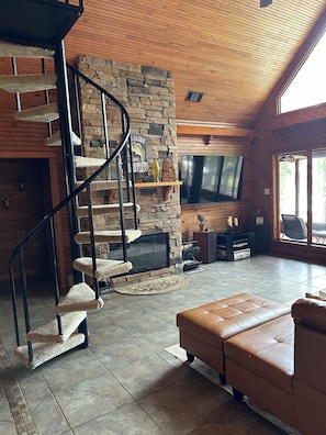 Una Smart TV, una chimenea