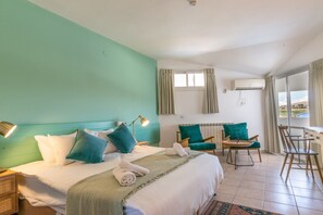 Escritorio, wifi gratis y ropa de cama 