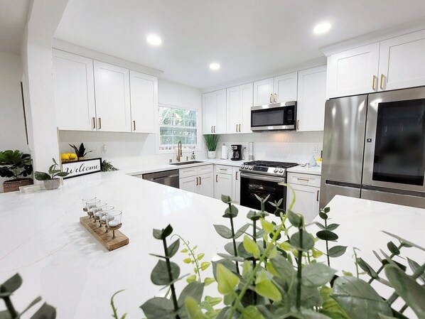 Réfrigérateur, four à micro-ondes, un four, surface de cuisson