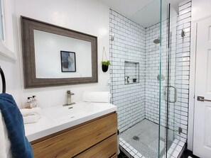 Combined shower/bathtub, hair dryer, towels, soap