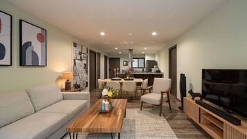 Appartement Supérieur | Coin séjour | TV connectée de 50 pouces avec chaînes par câble, télévision, Netflix