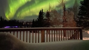 Una cubierta nevada con vistas a las auroras boreales.