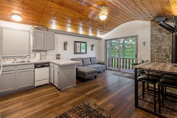 Una Smart TV, una chimenea, libros