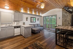 Smart-TV, Kamin, Bücher