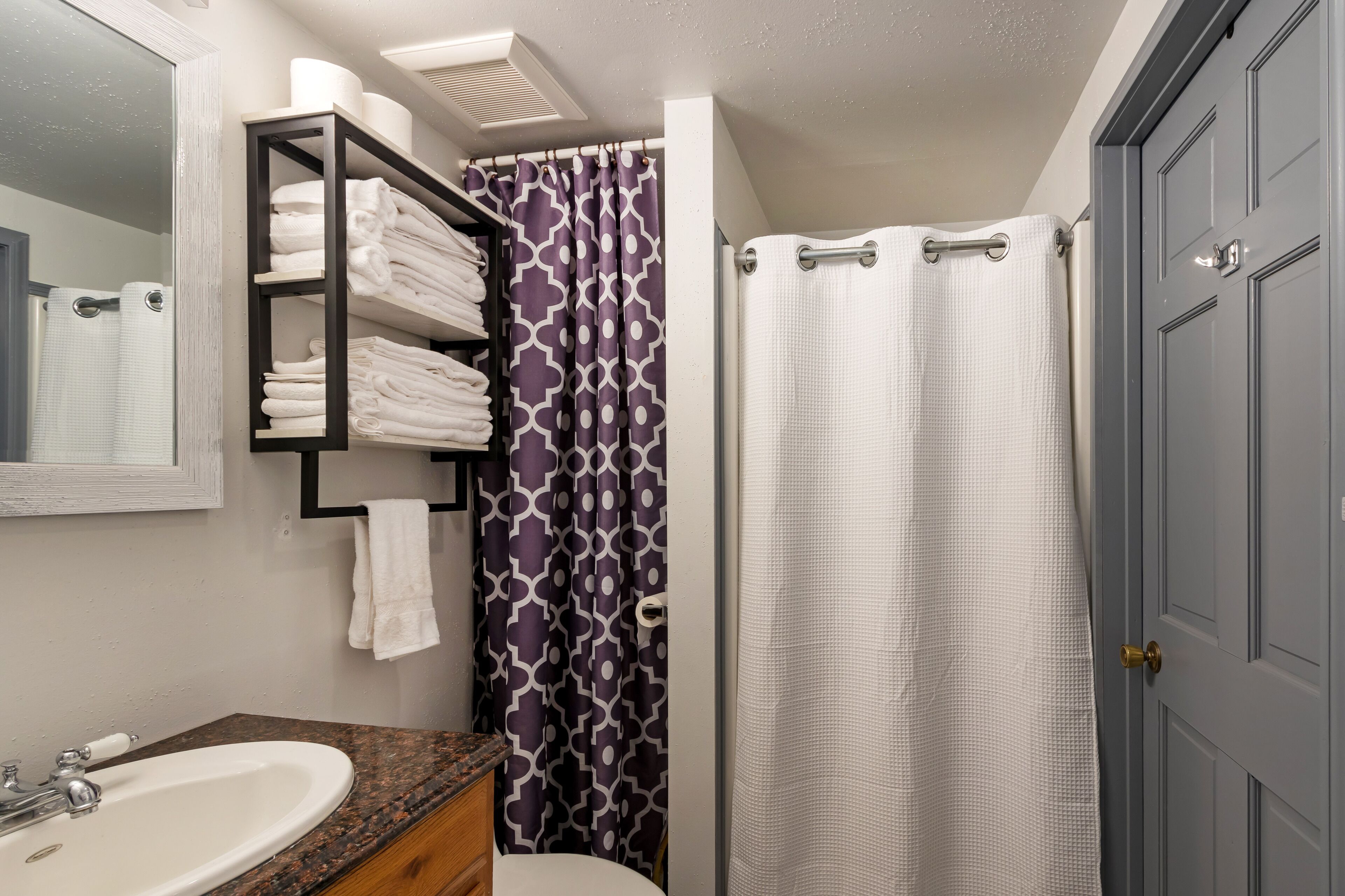 Dusj, hårføner, håndklær og såpe