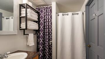 Ducha, secador de pelo, toallas y jabón