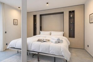 Skrivebord for bærbar PC, strykejern/-brett og wi-fi (inkludert)