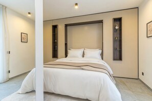 Skrivebord for bærbar PC, strykejern/-brett og wi-fi (inkludert)