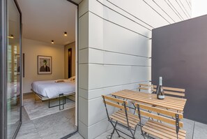 Laptop workspace, iron/ironing board, free WiFi, bed sheets