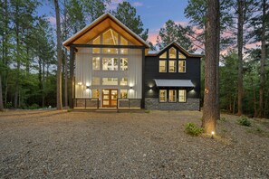 Exterior - Luxury Getaway I Mini Golf, Hot Tub, Fire pit, RV Parking (Broken Bow)