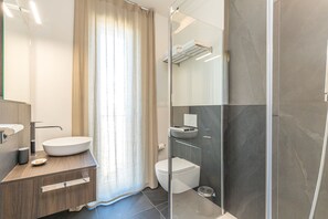 Douche, séchoir à cheveux, serviettes fournies