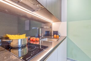 Refrigerador, microondas, placa de cocina, cafetera/tetera