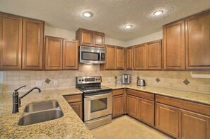 Mikrobølgeovn, brødrister, høy barnestol og hurtigmikser