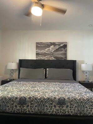 1 室のベッドルーム、デスク、アイロン / アイロン台、WiFi (無料)