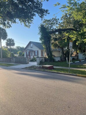 المنطقة المحيطة بالمنشأة