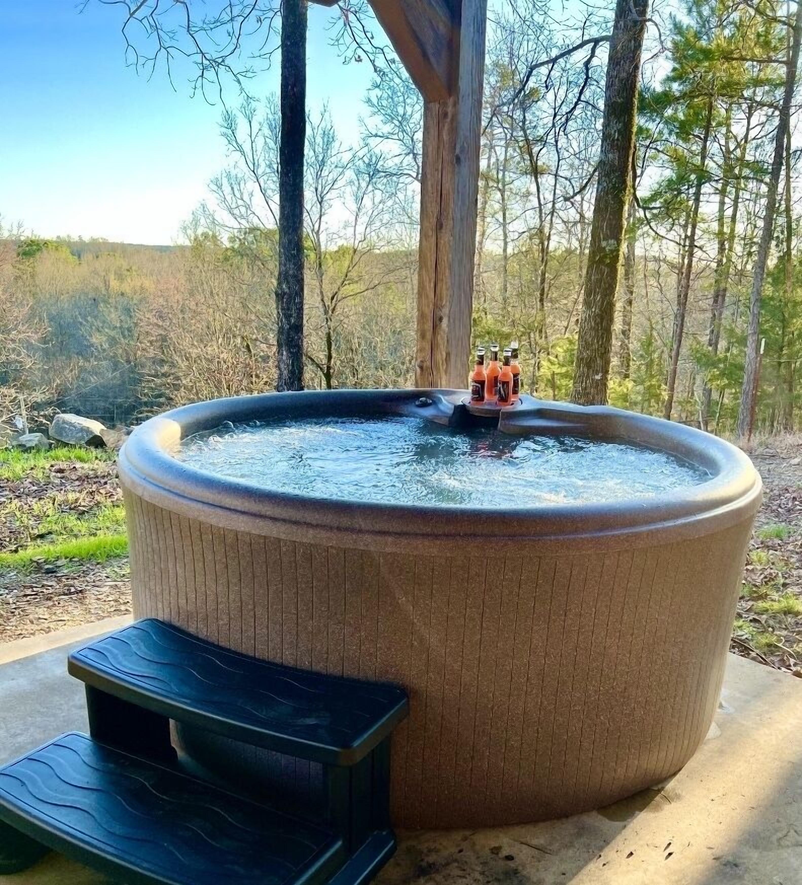Beautiful Cabin.   Gillham lake.  Enjoy the Hot Tub