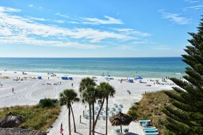 Am Strand, Liegestühle, Strandtücher