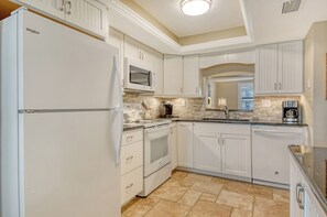 Een koelkast, een microgolfoven, een oven, een kookplaat