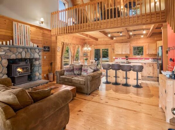 Smart-TV, Kamin, Bücher