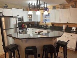 Fridge, microwave, oven, stovetop - Angel Fire Retreat Cabin (Angel Fire)